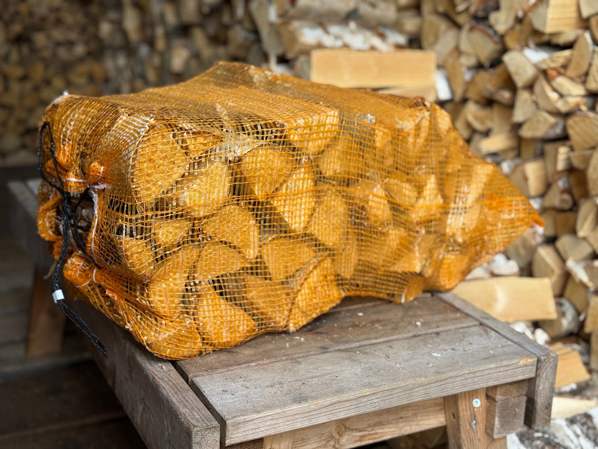 Kuiva koivuklapi varastossa