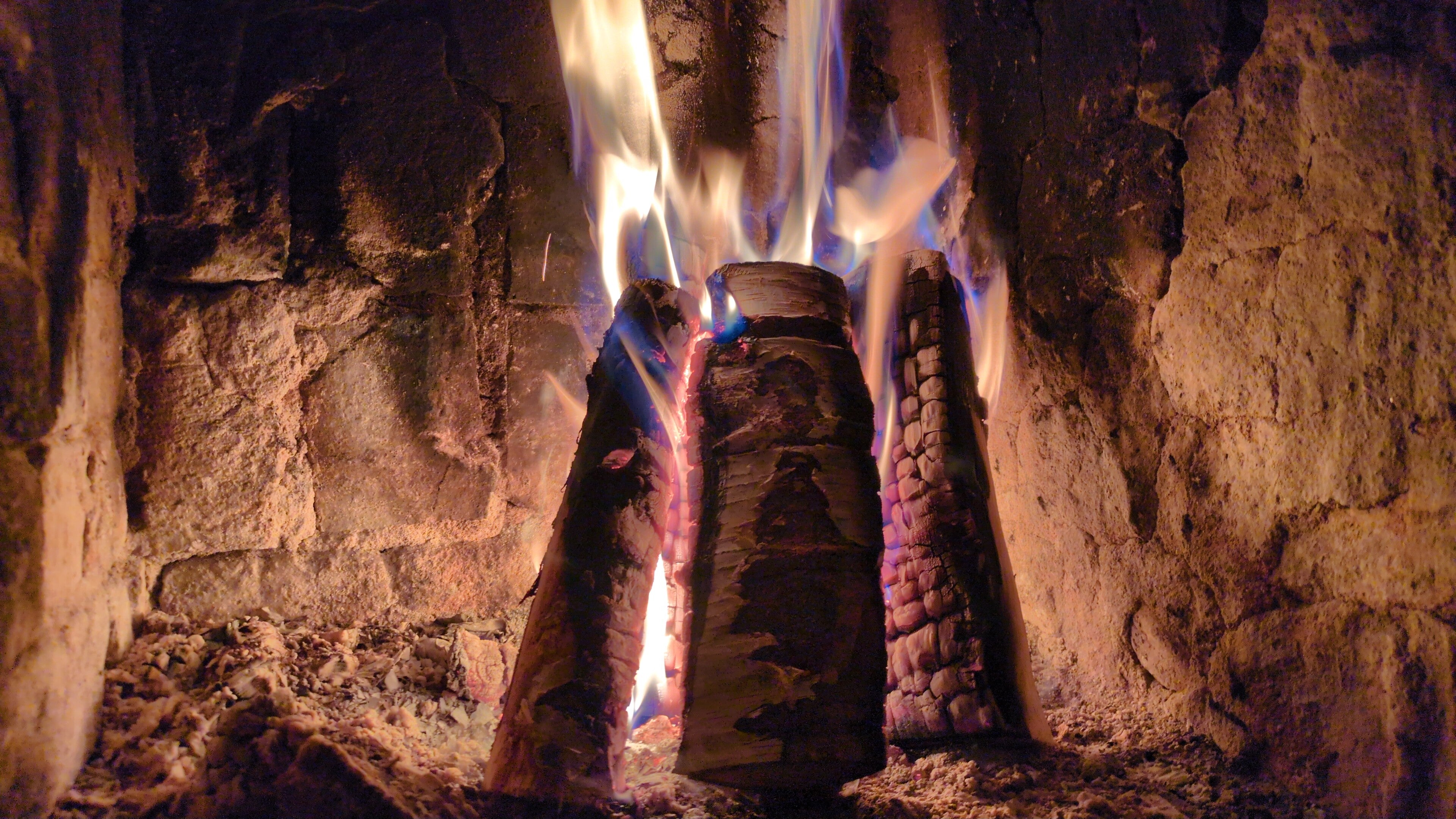 Kotimaiset ja kuivat polttopuut toimitettuna