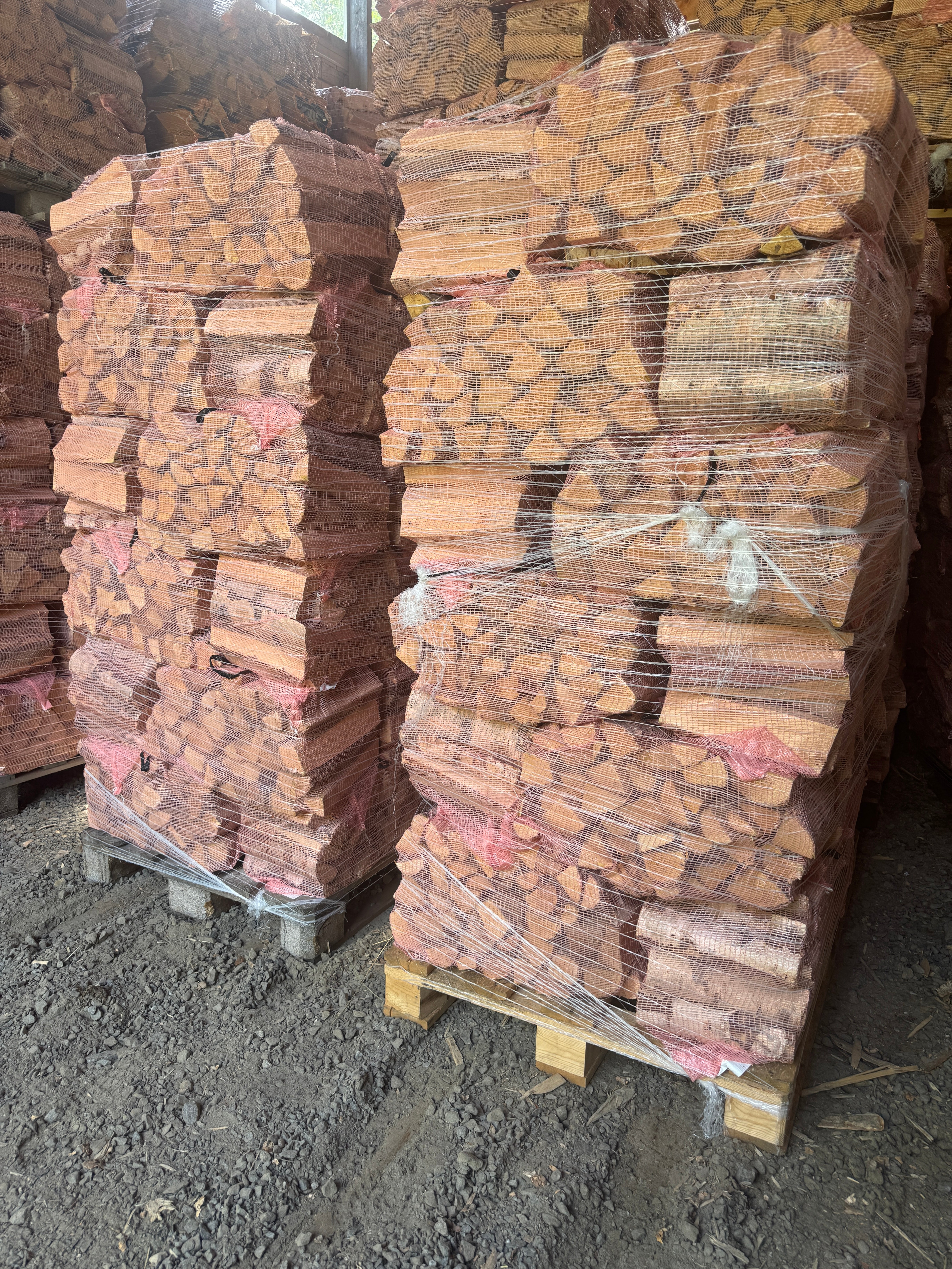 Polttopuut klapisäkeissä pakattuna lavalle