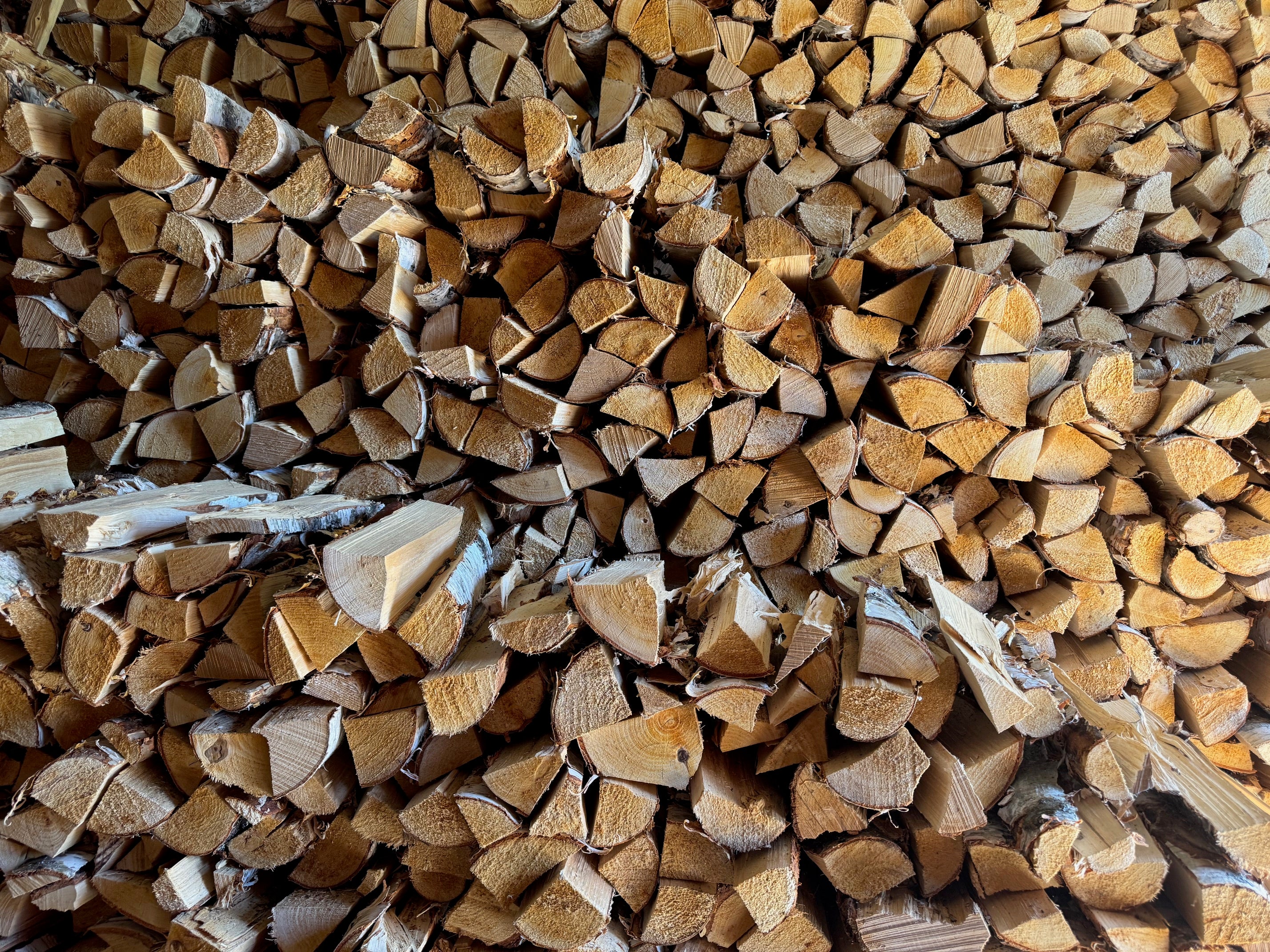 Kuva polttopuista klapipinossa