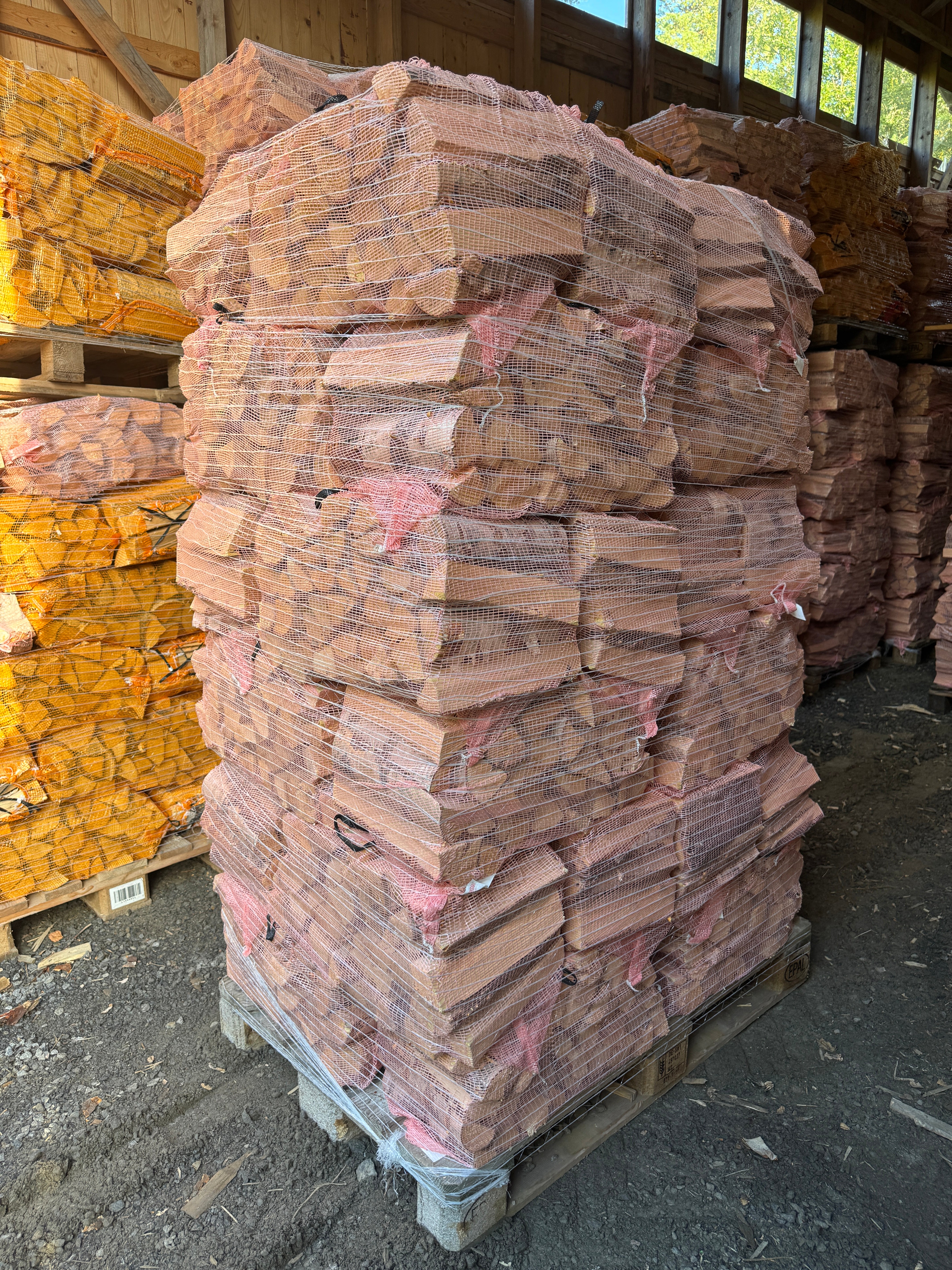 40l koivuklapitsäkit lavalla valmiina toimitukseen