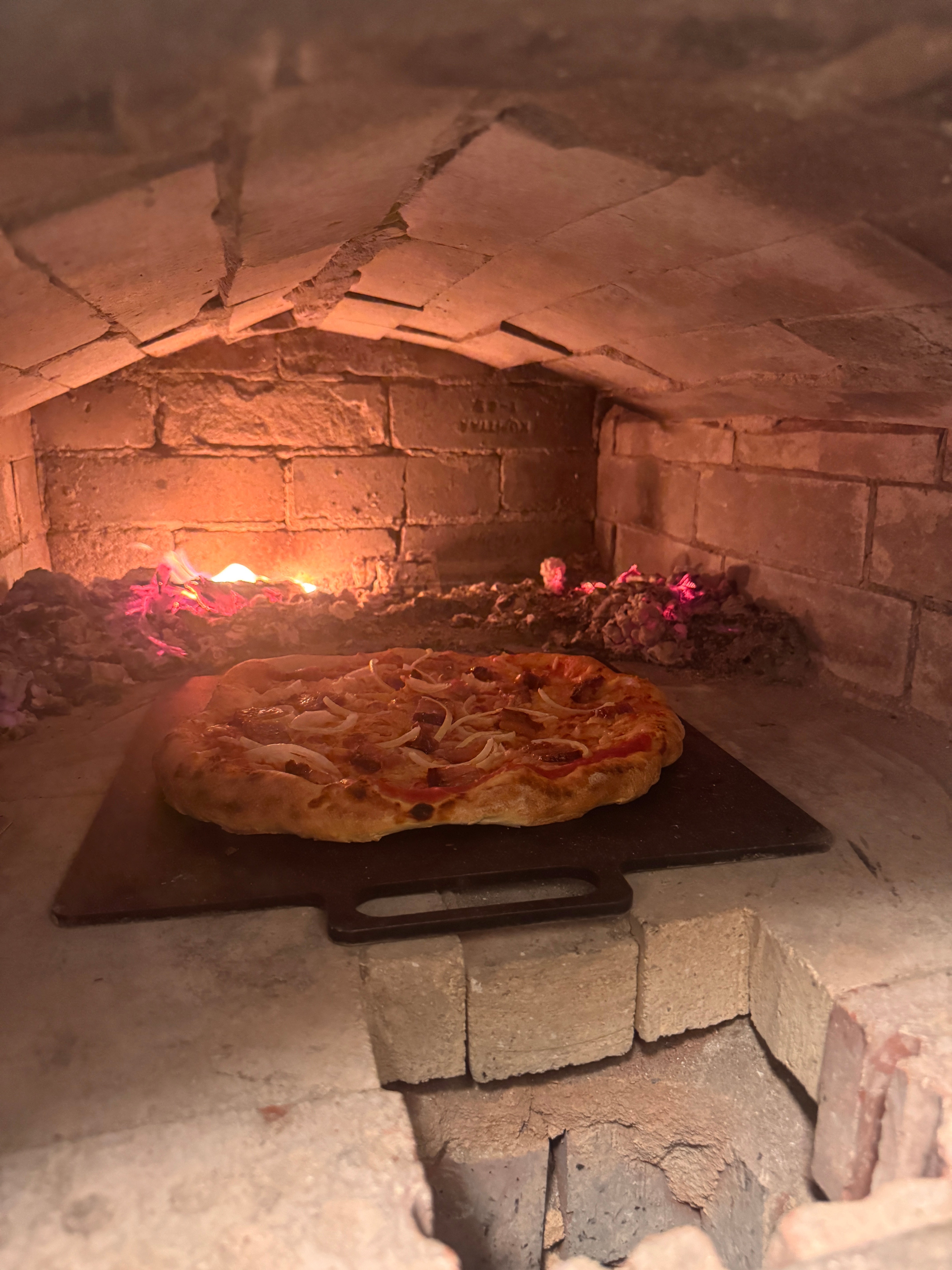 Pitsan paistaminen leivinuunissa – parhaat vinkit ja helppo resepti