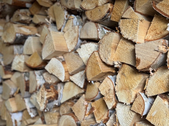 Edullista polttopuuta: Kuivat koivuklapit kotiinkuljetuksella
