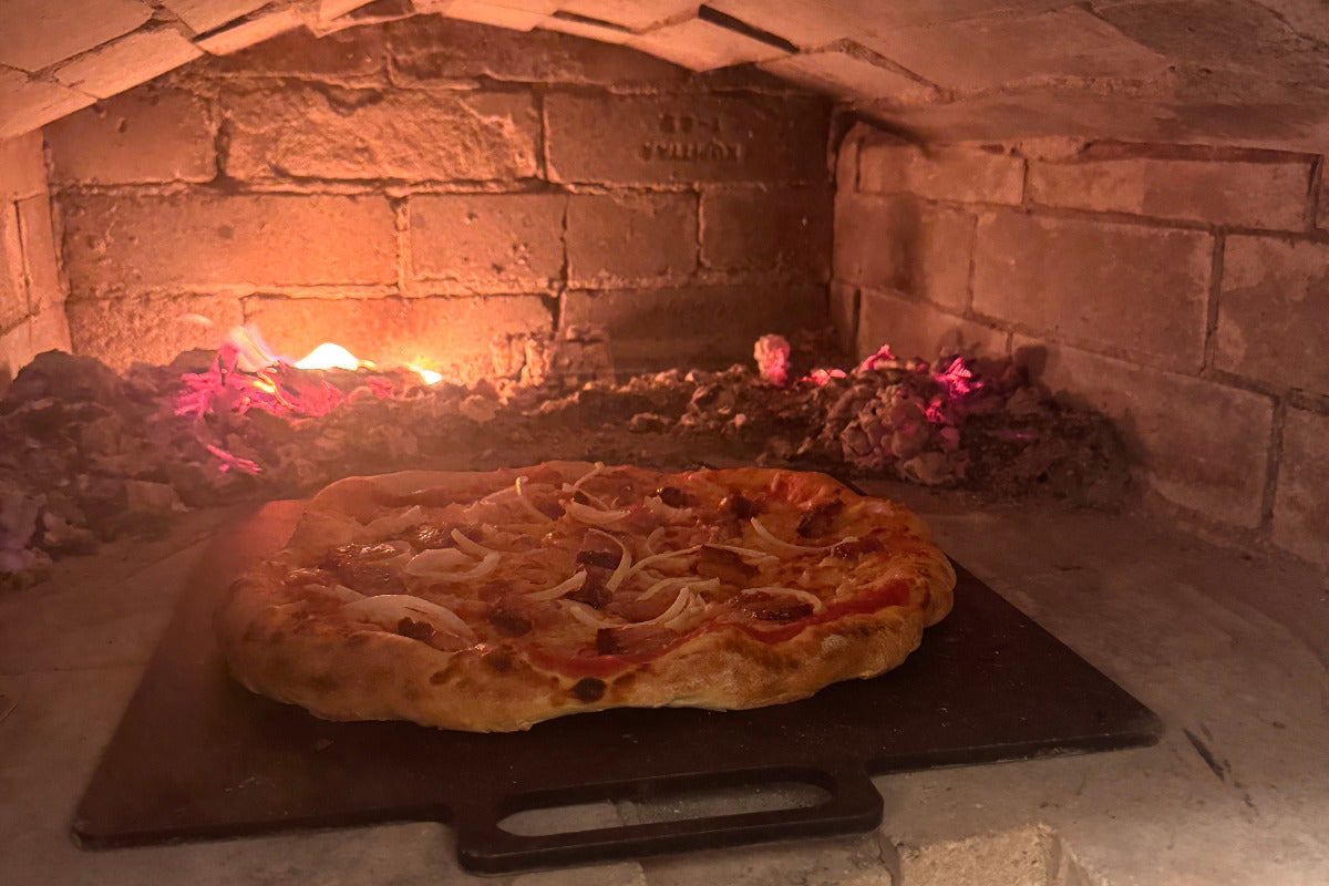 Leivinuunipizza – näin paistat täydellisen pizzan leivinuunissa